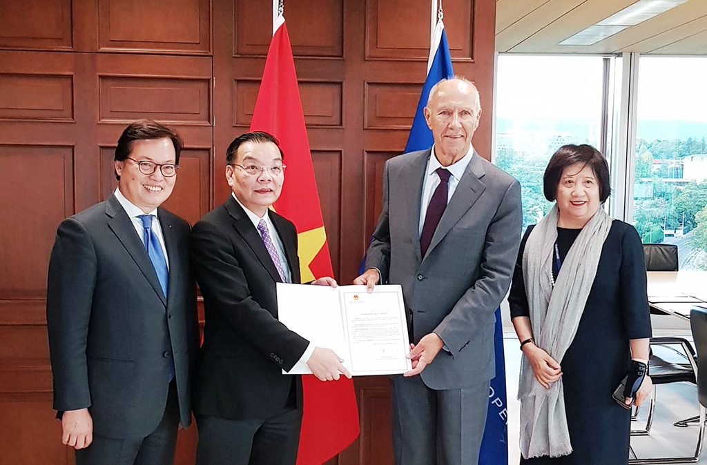 Bộ trưởng Chu Ngọc Anh trao Văn kiện gia nhập cho Tổng Giám đốc WIPO Francis Gurry.